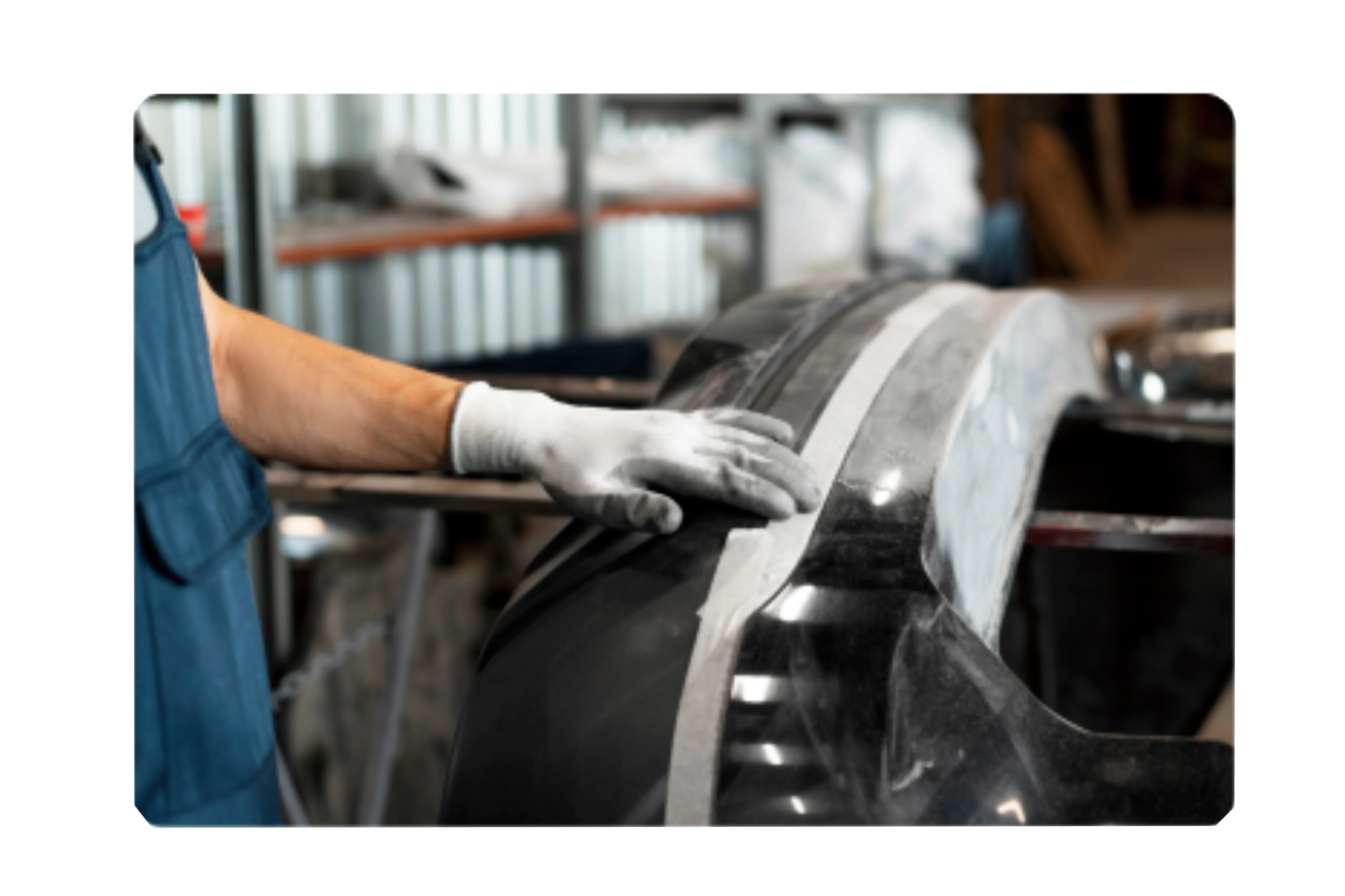 peintre-masculin-en-salopette-faisant-son-travail-a-l-atelier-de-voiture.png